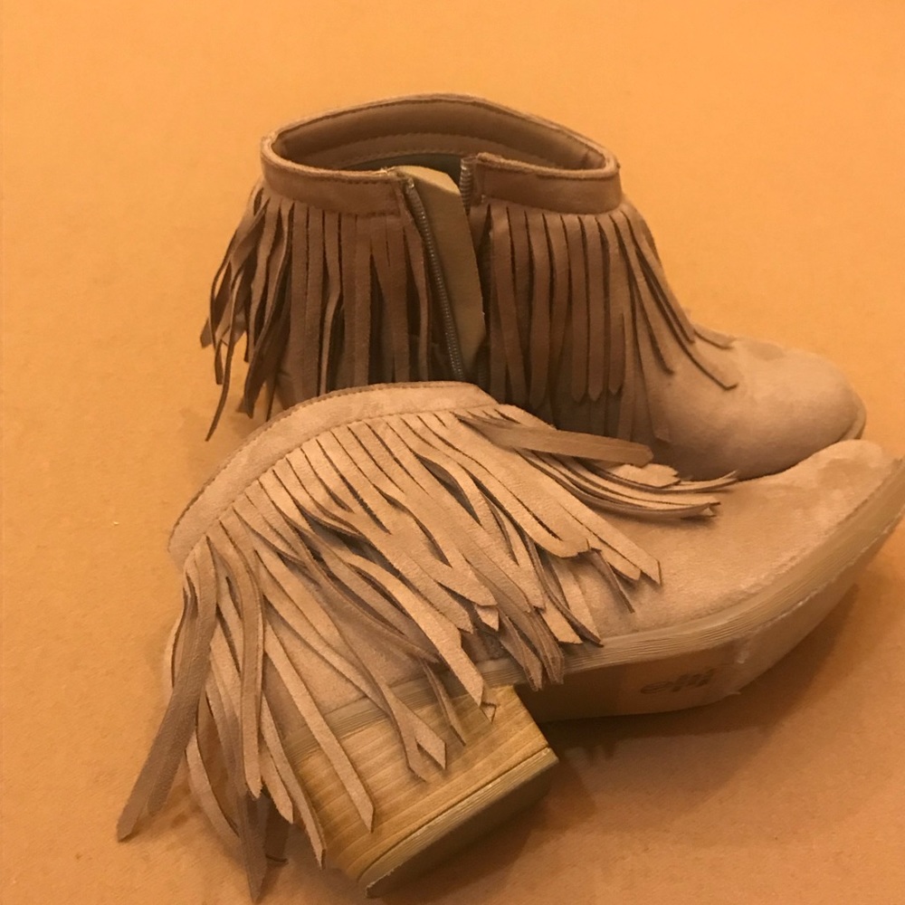 Ankle boot with fringe